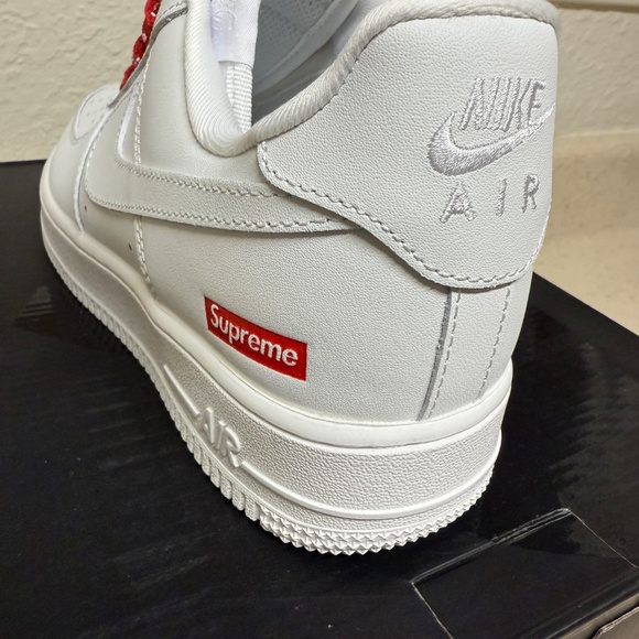 Nike Air Force 1 Low Supreme - Picture 3 of 5